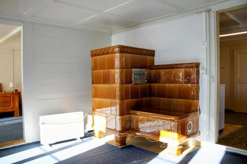 a room with a large wooden box in a room at Family-friendly chalet apt with balcony in Meiringen