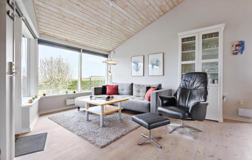 ein Wohnzimmer mit einer Couch und einem Tisch und Stühlen in der Unterkunft Three-Bedroom Holiday Home In Glesborg in Glesborg