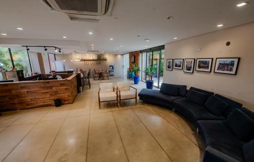 a living room with a couch and a bar at Imperial Hotel By Nobile in Juazeiro do Norte
