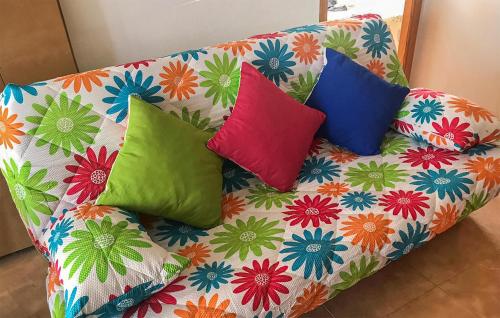 tres almohadas coloridas sentadas en un sofá en Lovely Apartment In San Javier With Wifi, en San Javier