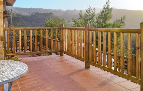 ein Balkon mit Tisch und Aussicht in der Unterkunft Lovely Apartment In Villaviciosa in Villaviciosa
