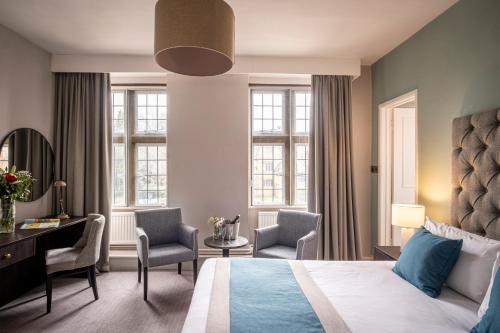 Postel nebo postele na pokoji v ubytování Whately Hall Hotel