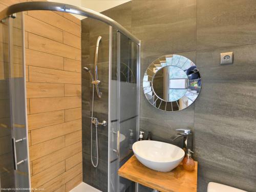 W łazience znajduje się umywalka oraz prysznic z lustrem. w obiekcie Pokoje Gościnne Bryza Gdynia w mieście Gdynia