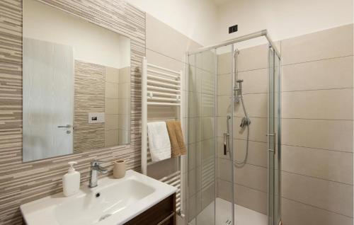 La salle de bains est pourvue d'un lavabo et d'une douche. dans l'établissement Awesome Apartment In Moscufo With Kitchen, à Moscufo