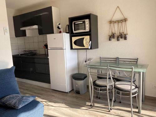 Photo de la galerie de l'établissement Charmant T1 climatisé avec wifi, proche thermes et commerces, balcon, 2 étoiles, Balaruc-les-Bains - FR-1-553-35, à Balaruc-les-Bains