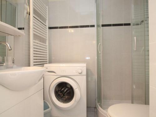 y baño con lavadora y ducha. en Appartement Balaruc-les-Bains, 1 pièce, 2 personnes - FR-1-553-35, en Balaruc-les-Bains