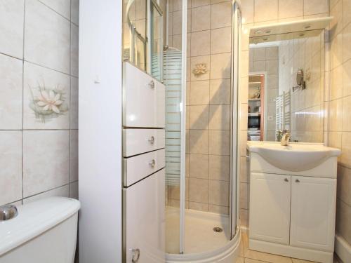 ein Bad mit einer Dusche und einem Waschbecken in der Unterkunft Studio Balaruc-les-Bains, 1 pièce, 2 personnes - FR-1-553-41 in Balaruc-les-Bains