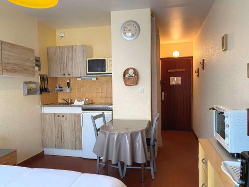 - une petite cuisine avec une table dans une petite pièce dans l'établissement Studio Équipé 2* - Proche Thermes et Commodités, Exposition Sud - FR-1-553-80, à Balaruc-les-Bains