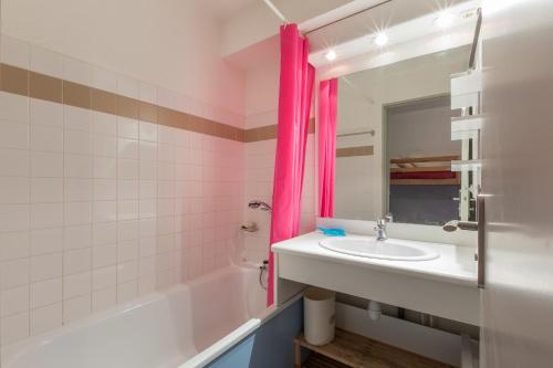 une salle de bain avec un lavabo, une baignoire et un miroir dans l'établissement Eyssina - Station de ski accessible à pied, à Vars