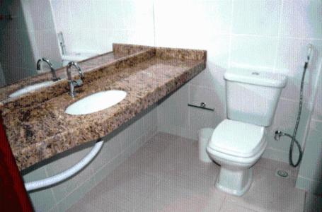 La salle de bains est pourvue d'un lavabo et de toilettes. dans l'établissement Oasis Hotel, à Cajazeiras