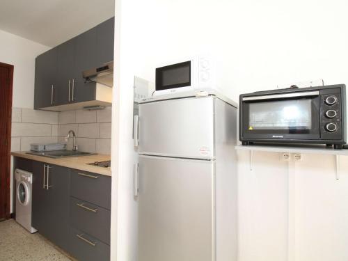 Il comprend une cuisine équipée d'un réfrigérateur et d'un four micro-ondes. dans l'établissement Charmant Studio avec Loggia - Exposition Sud/Est, Parc Charles de Gaulle, 2*, Equipé, Balaruc-les-Bains - FR-1-553-121, à Balaruc-les-Bains