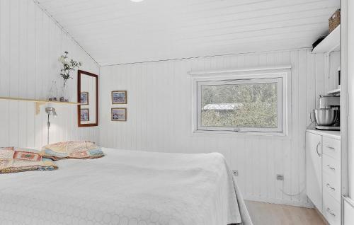 Habitación blanca con cama y ventana en 2 Bedroom Stunning Home In Havndal, en Havndal