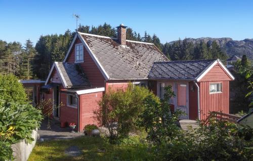 czerwony dom z czarnym dachem w obiekcie Gorgeous Home In Rossland With Wifi w mieście Rossland