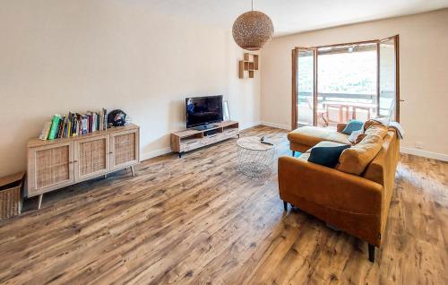 un salon avec deux canapés et une télévision dans l'établissement Awesome Home In Fréjus With Kitchen, à Fréjus