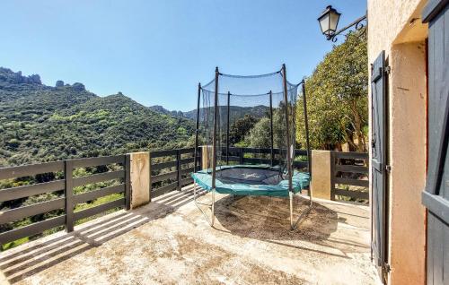 - une balançoire sur un balcon avec des montagnes en arrière-plan dans l'établissement Awesome Home In Fréjus With Kitchen, à Fréjus