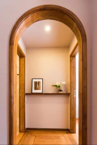 an archway leading into a hallway with a shelf at GuestReady - Rivoli Studio in Porto