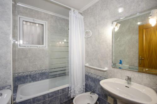 y baño con lavabo, bañera y ducha. en ALEGRIA ID93, en Torrevieja