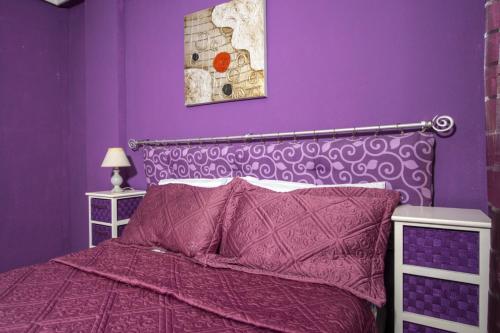 トレビエハにあるALEGRIA ID93の紫の壁のベッドが備わる紫のベッドルーム1室が備わります。