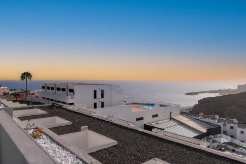 a building with a view of the ocean at Mariposa Del Sol in Patalavaca