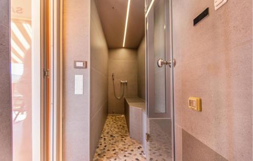 Kylpyhuone majoituspaikassa Cozy Apartment In Koper With Sauna