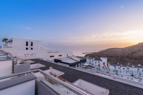 a view of the ocean from the roof of a building at Mariposa Del Sol in Patalavaca