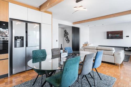 a kitchen and dining room with a glass table and chairs at GuestReady - Urban Retreat in Gaia in Vila Nova de Gaia