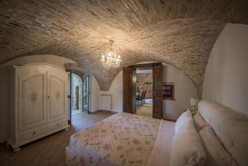 ein großes Schlafzimmer mit einem großen Bett in einem Zimmer in der Unterkunft Casale Torre Madre in Assisi