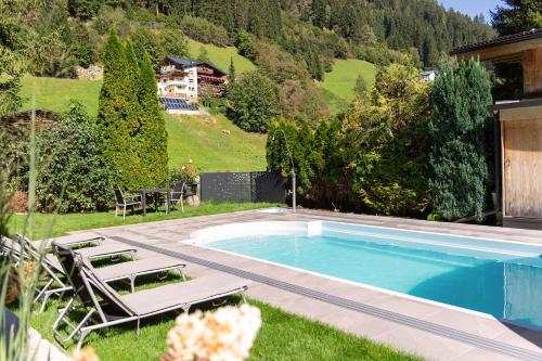 Bazén v ubytování Hotel Enzian Paznaun nebo v jeho okolí