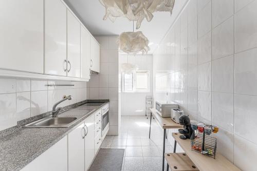 GuestReady - Modern apt near Matosinhos Beachにあるキッチンまたは簡易キッチン