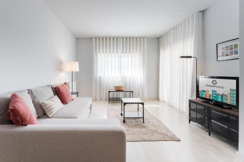 GuestReady - Modern apt near Matosinhos Beachにあるテレビまたはエンターテインメントセンター