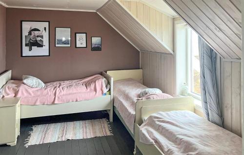 een slaapkamer met 2 bedden en een raam bij 4 Bedroom Beach Front Home In Smla in Smøla