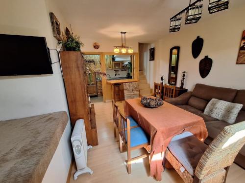 uma sala de estar com uma mesa e um sofá em BUENAVISTA LUXURY em Sierra Nevada