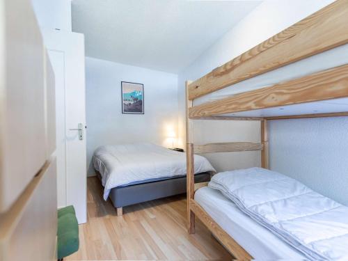 Dos literas en una habitación pequeña con en Appartement T2 à Cauterets, proche télécabine avec parking et local ski - FR-1-401-198, en Cauterets