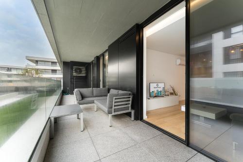 uma sala de estar com um sofá e uma janela em GuestReady - Amazing Modern home near the beach em Vila Nova de Gaia