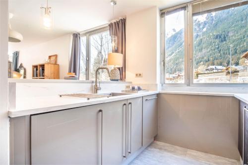 uma cozinha com um lavatório e uma janela em DAISY em Chamonix-Mont-Blanc