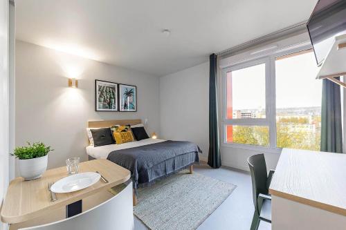 une chambre avec un lit avec un lavabo et une fenêtre dans l'établissement Student Factory Rouen Champ de Mars, à Rouen