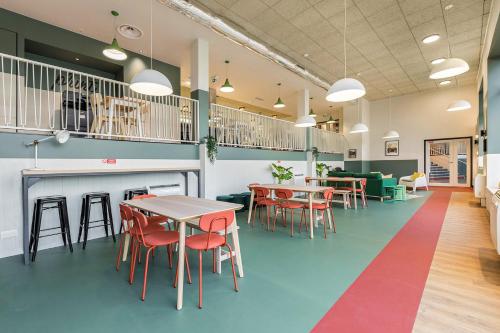 un restaurant avec des tables et des chaises et un bar dans l'établissement Student Factory Rouen Champ de Mars, à Rouen