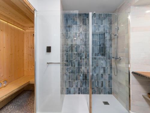 um chuveiro com uma porta de vidro na casa de banho em Espectacular apartamento en el Sardinero em Santander