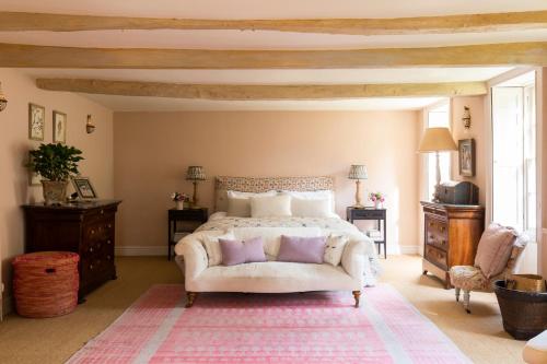 een slaapkamer met een bed en een bank erin bij Highgate House in Stroud