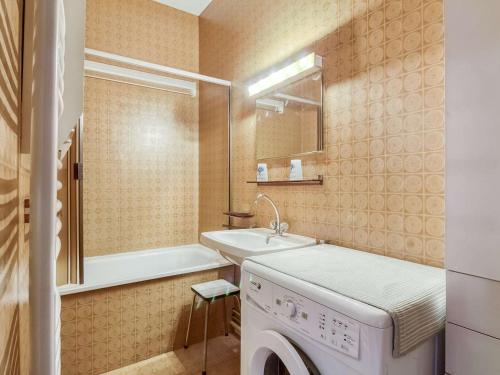 bagno con lavatrice e lavandino di Appartement Cauterets, 3 pièces, 6 personnes - FR-1-401-200 a Cauterets