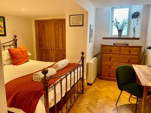 Postel nebo postele na pokoji v ubytování Luxury one bed garden flat-private parking