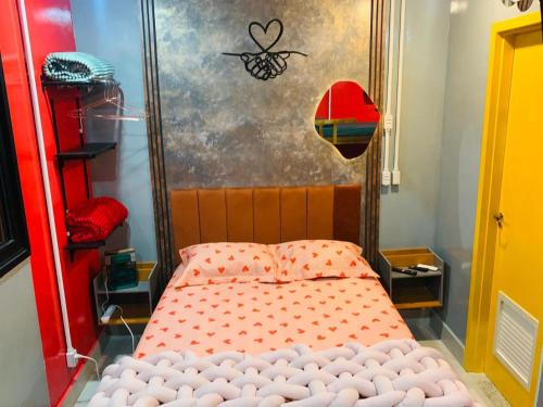 a small bedroom with a bed with an orange comforter at BRÁS, TEMPLO, Expo Center Norte, Anhembi, 25 in Sao Paulo
