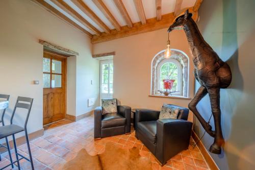 - un salon avec une statue de girafe sur le mur dans l'établissement Charming house in Burgundy, “Les Coquelicots”, à Montceau-et-Écharnant
