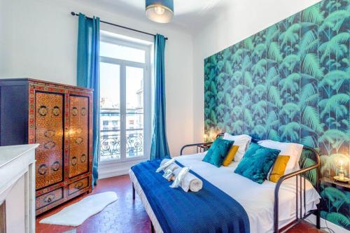 - une chambre dotée d'un lit avec un mur bleu et vert dans l'établissement COLBERT - Appartement 80M2 proche du vieux-port, à Marseille