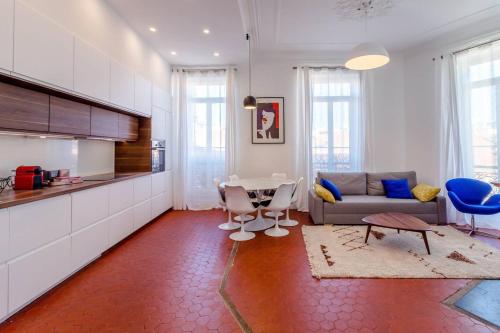 une cuisine et un salon avec un canapé et une table dans l'établissement COLBERT - Appartement 80M2 proche du vieux-port, à Marseille
