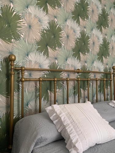 a bedroom with a green and white floral wall at Casa in campagna la Roverella in Francavilla dʼEte