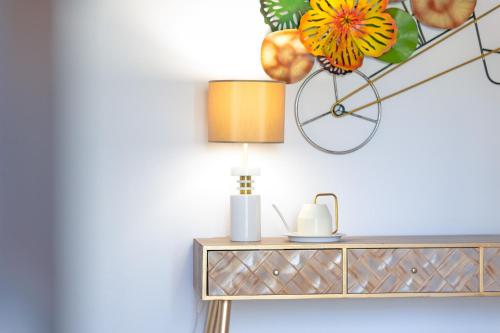 een plank met een lamp en een fiets aan de muur bij Quinta Molinum Ad Mare in Boliqueime