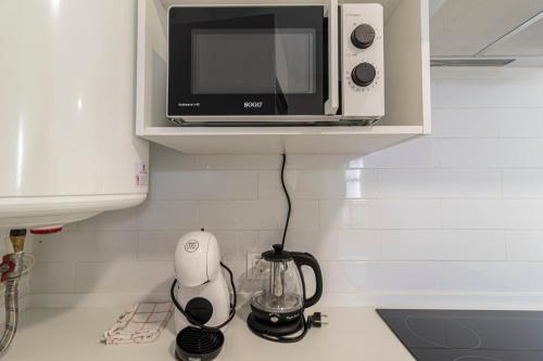 a microwave sitting on top of a kitchen counter at Allo Apartments Arroyo Catedral in Jerez de la Frontera