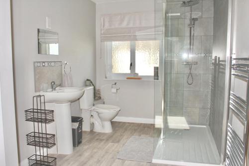 Ett badrum på Seabreeze Cottage 2 bedroom - Sleeps 6 - Bron-Y-Wendon Holiday Park