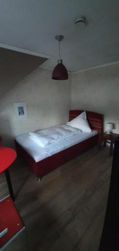 a bedroom with a bed in a room at Alte-post in Wissen